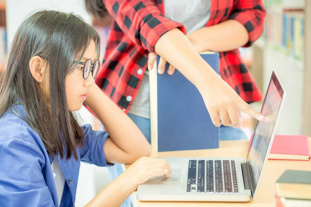 Digitalisasi Sekolah: Tantangan dan Solusi Pendidikan di Era Teknologi